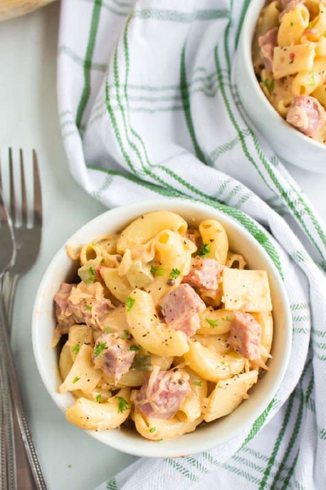 This Reuben Pasta Salad recipe is so easy…and so delicious. Really, with these flavors, how could you go wrong? Reuben Pasta, Beer Cheese Soup Crockpot, Salads Protein, Protein Salads, Buffalo Chicken Pasta Salad, Types Of Salads, Southern Comfort Recipes, Salad Jar Recipe, Comfort Recipes