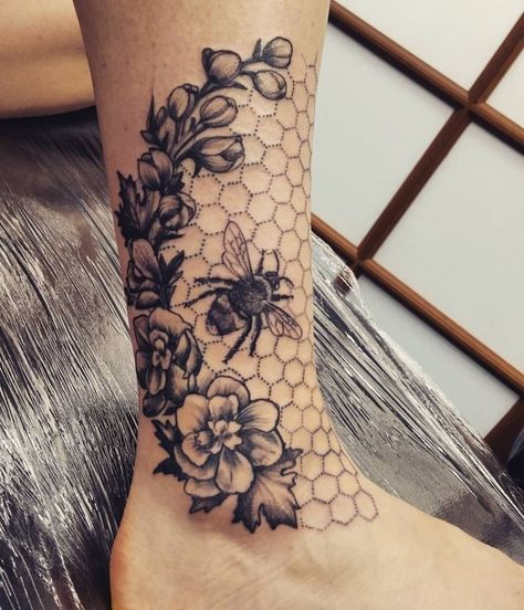 Side Body Tattoo, Blatt Tattoos, Honey Bee Tattoo, Honeycomb Tattoo, Geniale Tattoos, Flowers Tattoo, Bee Tattoo, Tattoo Designs And Meanings, Dope Tattoos