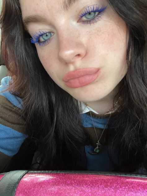 Mascara Bleu, Blue Eyeliner Makeup, Subtle Eye Makeup, Freckles Makeup, Colored Mascara, Blue Mascara, Subtle Makeup, Blue Eyeliner, Swag Makeup