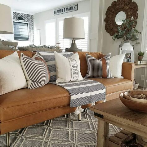 Living Room Designs Fall, Tan Sofa Living Room, Easy Fall Decorations, Fall Decorations Indoor, Tan Leather Couch, Leather Couches Living Room, Brown Leather Couch, Leather Sofa Living Room, Leather Couch