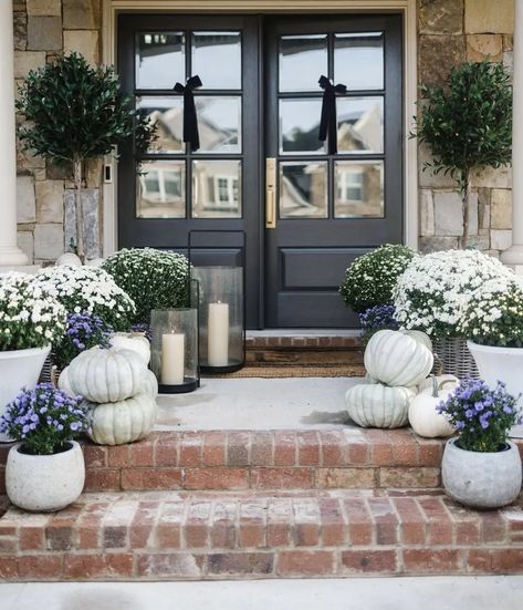 Front Yard Halloween Decorations, Porch Fall Decor, Mums In Pumpkins, Fall Front Door Decor, Fall Front Porch Decor Ideas, Fall Living Room, Fall Front Porch Decor, Fall Front Door, Autumn Decorating