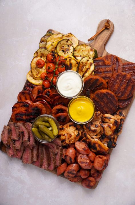 A BBQ Board Is The Easiest Way To "Cook" For Shabbat | Articles Charcuterie Board Steak, Kebab Charcuterie Board, Bbq Platter Ideas, Meat Platter Ideas Bbq, Charcuterie Platter Ideas, Bbq Charcuterie Board, Sausage Recipes Healthy, Sausage Board, Charcuterie Night