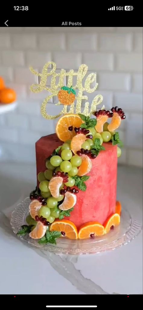 Babyshower fruit cake Cake Made Of Fruit, Drink Presentation, Edible Fruit Arrangements, Fruit Birthday Cake, Fruit Cake Design, Melon Cake, Baby Shower Fruit, Fresh Fruit Cake, Watermelon Day