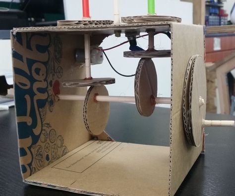 Easy Cardboard Automata Toy With a Motor Diy Automata Toys, Cardboard Automata, Simple Machine Projects, Diy Mechanical Toys, Kinetic Toys, Cardboard Toys, Science Notebooks, Simple Machines, Year 6