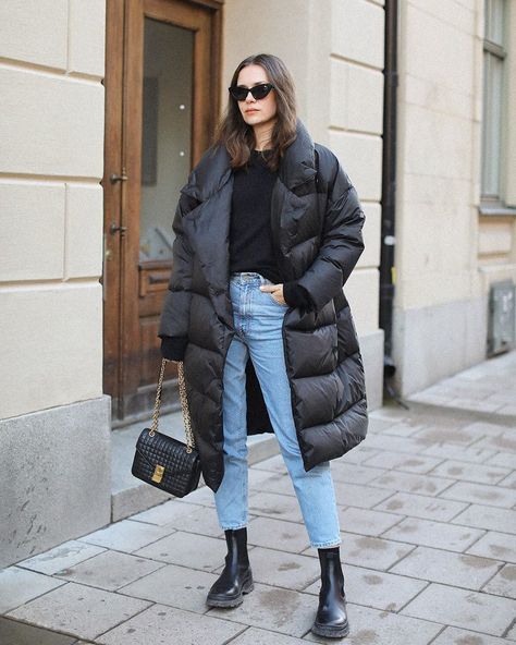 Caroline Blomst on Instagram: “Winter uniform ✔️ 😎❄️ wearing @lempelius coat @celine bag @arketofficial boots” Long Black Puffer Coat Outfit, Black Puffer Coat Outfit, Long Puffer Coat Outfit, Look Puffer Jacket, Long Puffer Jacket Outfit, Black Puffer Jacket Outfit, Puffer Coat Outfit, Caroline Blomst, Puffer Outfit