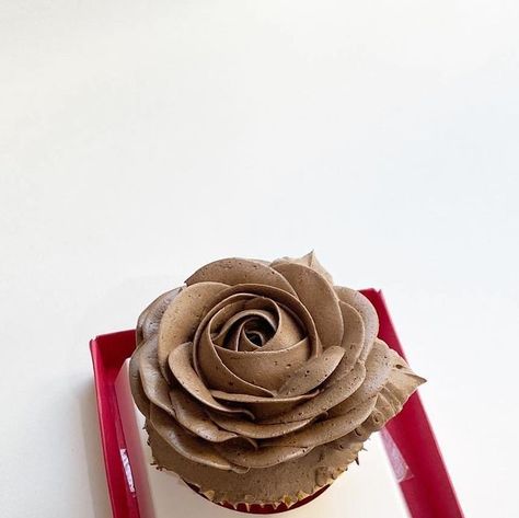 Sweet Petal Cake on Instagram: "chocolate flower cupcake" Chocolate Flower Cupcakes, Chocolate Icing Cupcakes, Chocolate Icing For Cupcakes, Buttercream Flowers Cupcakes, Flower Buttercream, Icing Cupcakes, Flower Chocolate, Flower Cupcake, Petal Cake