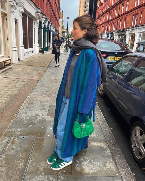 @manondevelder | Instagram profile Cold And Rainy Outfit, Colorful Winter Outfits, Rainy Outfit, Winter Christmas Outfits, Trendy Winter Outfits, Street Style Outfits Casual, Faux Fur Trim Coat, Instagram London, Simple Fall Outfits