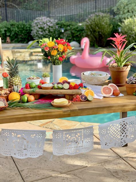 How to Create a Tropical Fiesta Taco Bar - Pop of Gold Margarita Pool Party, Taco Pool Party, Mexican Pool Party, Margarita Cart, Mexican Fiesta Party Ideas, Fiesta Taco Bar, Fiesta Party Ideas, Fiesta Night, Flamingo Drink