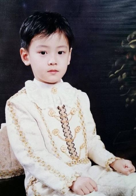 Netizens rave over ASTRO Cha Eun Woo's baby pictures Eunwoo Astro, Cha Eun Woo Astro, Eun Woo Astro, Astro Kpop, Lee Soo, Childhood Photos, Woo Young, Cute Actors, Kdrama Actors