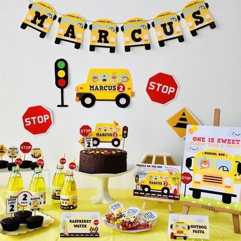 Wheels on the Bus birthday party decorations #kidsbirthdayparty #kidsbirthdaypartyideas #girlbirthdayparty #girlbirthdaypartyideas #boybirthdayparty #boybirthdaypartyideas Wheels On The Bus Party, Panneau Stop, School Bus Party, Bus Party, Bus Girl, Yellow School Bus, Party Girlande, Bottle Wrappers, Photos Booth