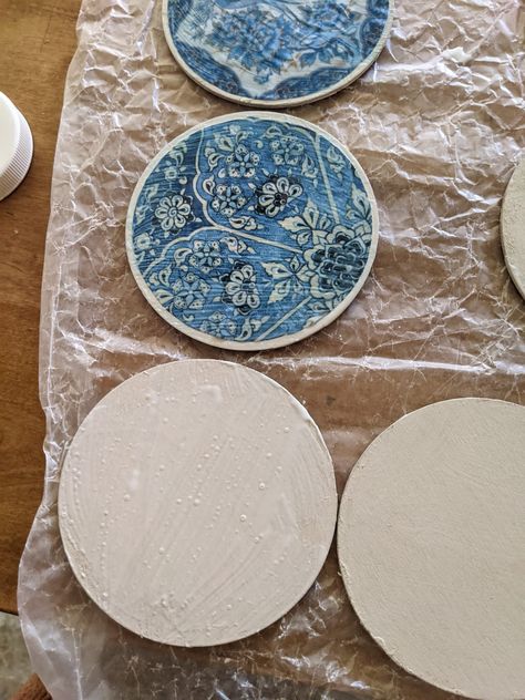 Stenciled Wood Ornaments, Wood Decopauge Ornaments, Mod Podge Fabric Ornaments, Decoupage Coasters Wood, Painting Wood Rounds, Wooden Disc Crafts Diy, Decoupage Wood Slices, Decoupage Wood Ornaments, Decoupage Ornaments Xmas