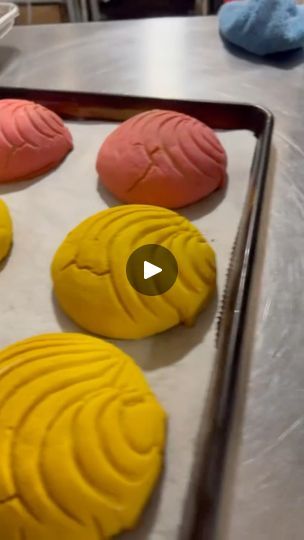 La pasta de conchas para pan Mexicano que no se cae de tu concha para pan 🥐 dulce y tú cómo la haces | La pasta de conchas para pan Mexicano que no se cae de tu concha para pan 🥐 dulce y tú cómo la haces | By Pasteles La MoreliAnaFacebook Conchas Pan, Bakery Ideas, No Se, Pasta, Bread