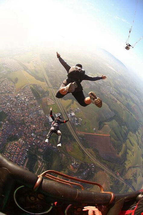 sky diving....awesome view! Into The Wild, Skydiving, Parkour, Extreme Sports, Adventure Awaits, 그림 그리기, Adventure Time, Live Life, Trekking