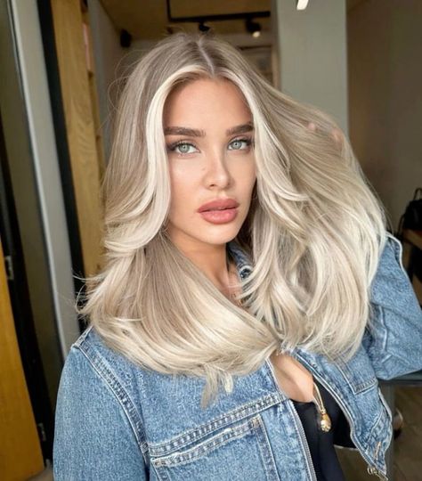 Platinum Blonde Hair Blue Eyes, Milky Blonde Hair Color Ideas, Milky Blonde Balayage, Blonde Hair Blue Money Piece, Ash Blonde With Money Piece, Long Hair Blonde, Icy Blonde Hair Highlights, Cream Blonde Hair Balayage, White Blonde Balayage