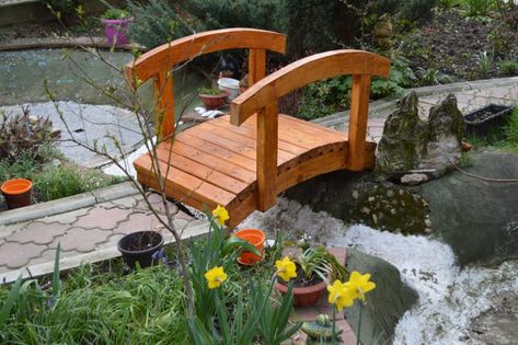 Small Garden Bridge Ideas, Wooden Bridge Garden, Arched Garden Bridge, Garden Bridge Design, Backyard Bridges, Pond Bridge, Small City Garden, Wooden Bridge, Garden In The Woods