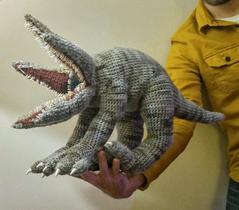 She Crocheted a Ridiculously Amazing Demodog From Stranger Things – WOW! #crochet #amigurumi #strangerthings Crochet Stranger Things, Girls Nail Designs, Geek Diy, Crochet Amigurumi Free, Yarn Thread, Fabric Yarn, Crochet Stitches Patterns, My Girlfriend, Yarn Art