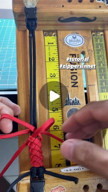 Paracord Handle Wrap Tutorial, Paracord Get Back Whip Diy, Parachute Cord Crafts Tutorials, Paracord Braids Tutorial, Paracord Weaves Tutorials, Quick Release Knot, Knot Ideas, Paracord Wrap Handle, Parachute Cord Crafts