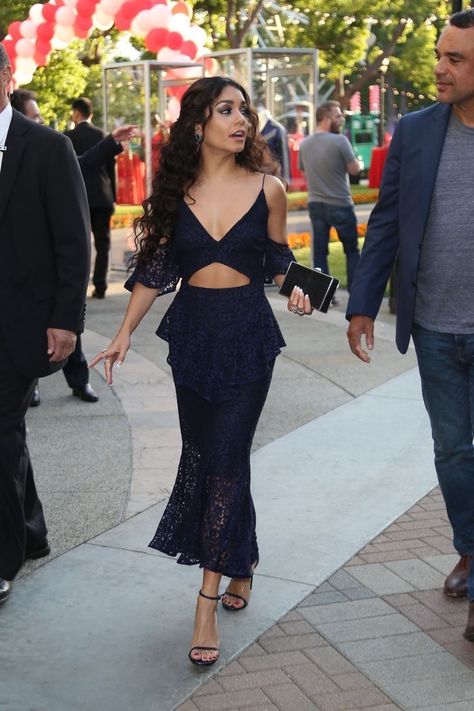 Vanessa Hudgens Dress, Vanessa Hudgens Short Hair, Gabriela Montez, Vanessa Hudgens Hair, Estilo Vanessa Hudgens, Vanessa Hudgens Style, Vanessa Hudgens, Celebrity Outfits, Backless Dress Formal