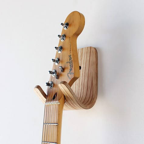 Un colgador de guitarras muy original Guitar Hook, Wooden Guitar, Guitar Stands, Guitar Hanger, Guitar Wall, Guitar Stand, Bent Wood, Support Mural, Handmade Furniture