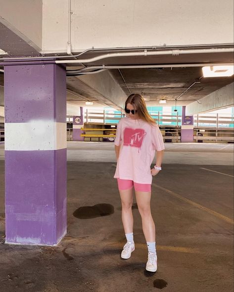 Pink Oversized Tshirt Outfit, Pink Biker Shorts Outfit, Skate Girl Outfit, Pink Shorts Outfits, Biker Shorts Outfit Summer, Pink Shirt Outfit, Shirt Outfit Summer, Biker Shorts Outfit, Skate Girl