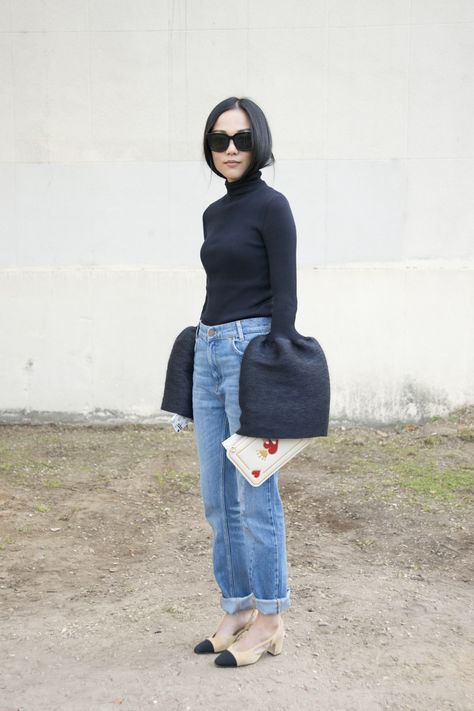 PARIS, FRANCE - OCTOBER 4: Fashion Blogger Yoyo wears a Celine top and sunglasses and Chanel shoes on day 6 during Paris Fashion Week Spring/Summer 2016/17 on October 4, 2015 in Paris, France. (Photo by Kirstin Sinclair/Getty Images) Pumps Outfit, Chanel Pumps, Chanel Slingback, Street Style Trends, Cute Winter Outfits, Slingbacks, Street Style Chic, Fashion Editor, Street Style Outfit