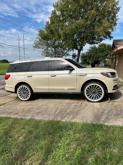 Fresh Friday 💧 2018 Lincoln Navigator on a fresh set of Vogue Tyres. #Lincoln #Navigator #Vogues 2018 Lincoln Navigator, Hummer Cars, Lincoln Navigator, Lincoln Continental, Lincoln, Trucks, Vogue, Cars, Quick Saves