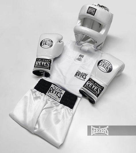 Geezers Boxing on Instagram: “This Cleto Reyes Set to see you into the weekend 👌🔥 #CletoReyes #Reyes #White #Gloves #Sparring #Amateur #Headguard #Ringwear #POTD…” Boxing Gloves Aesthetic, White Boxing Gloves, Gloves Aesthetic, Muay Thai Gloves, Boxing Clothes, Sparring Gear, Boxing Gear, Dumbell Workout, Boxing History