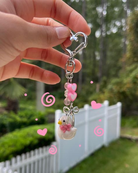 (´｡• ᵕ •｡`) ♡ the cutesy white duck keychain $15 this item is now available on my etsy!! 🏷️ #beadedkeychain #keychain #handmadekeychain #smallbusiness #bows #coquette #duck #pink #cute #clay #polymerclay #polymerclaycharm Duck Keychain, Bows Coquette, Air Clay, Clay Keychain, Clay Stuff, Cute Clay, Polymer Clay Charms, Diy Clay Crafts, White Duck