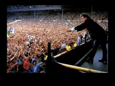 1985 Live Aid concert. U2 Bono reaches out to crowd. U2 Live Aid, Pictures Of Music, Boomtown Rats, Live Aid 1985, The Boomtown Rats, Zoo Station, Bob Geldof, Irish Rock, Live Aid