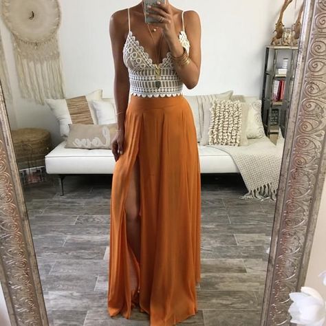 Here are 15 hippie outfits you NEED to copy! We love this set together! #hippieoutfits #summerstyle #festivaloutfits Vetement Hippie Chic, Orange Maxi Skirt, Looks Hippie, Bohemian Chic Outfits, Lace Prom Gown, Moda Hippie, Boho Mode, Boho Styl, Beautiful Evening Dresses