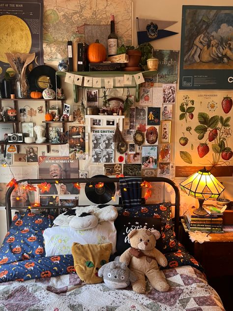 Funky Rooms, Artsy Quotes, Autumn Ambiance, Autumn Books, Zimmer Diy, Coquette Halloween, Aesthetic Rooms, Room Redo, Pretty Room