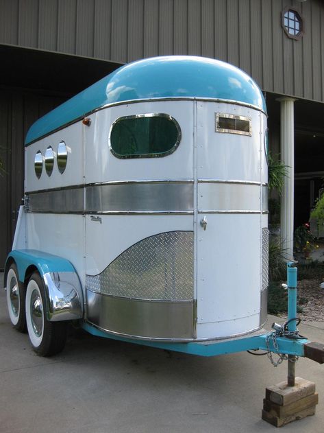 Turquoise and white horse trailer! I want to restore a two horse trailer like this and use as a motorcycle trailer Converted Horse Trailer, Livestock Trailers, Horseback Riding Lessons, Horse Box, Two Horses, Riding Lessons, All About Horses, Horse Trailers, Horse Trailer