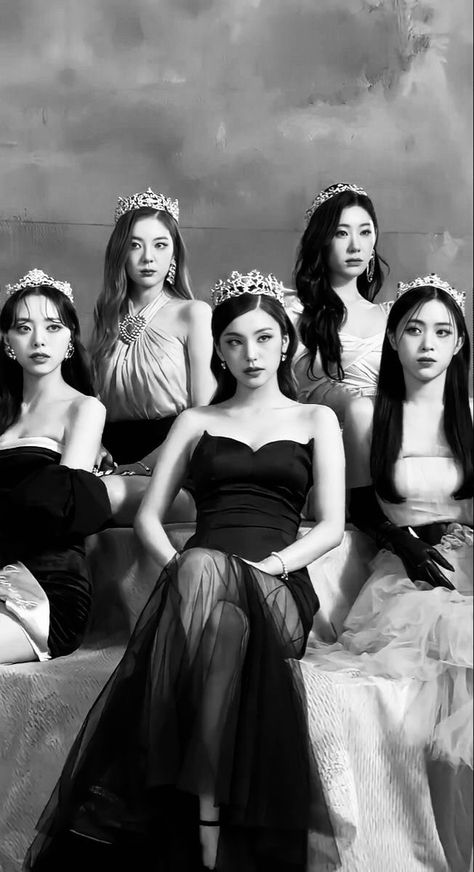 Itzy Checkmate, Group Picture Poses, Group Poses, Fandom Kpop, Black Angels, Kpop Posters, Cute Poster, Black And White Aesthetic, Night Aesthetic