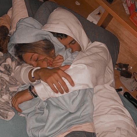 Cuddle With Boyfriend, Pic Couple, Texting Story, I Want Love, Aesthetic Couple, Cute Couples Photography, Couple Goals Teenagers, People Sleeping, Boyfriend Goals