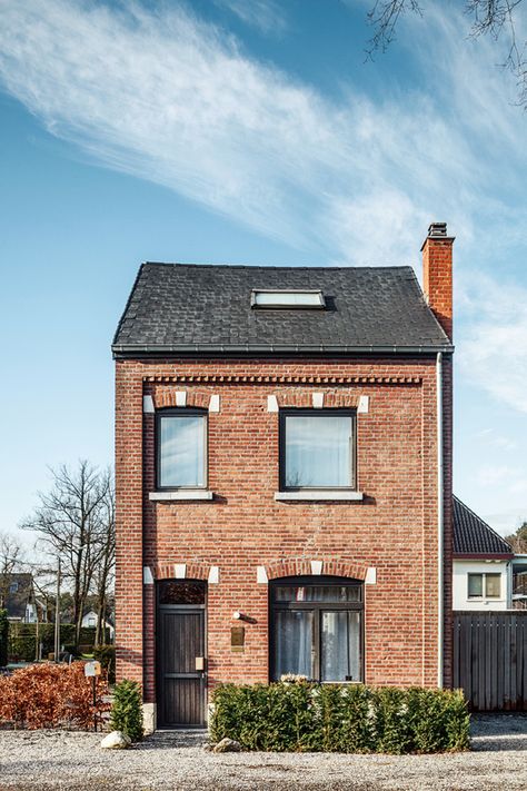 By introducing chic new elements, a Belgian couple takes a gentle approach to transforming a tired house into a vibrant workshop. Renovation Exterior, Brick Homes, Brick Houses, House Design Exterior, Narrow House, Brick Facade, Brick Building, Facade Design, Facade House