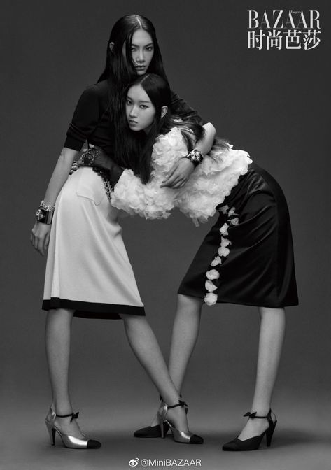 2 Model Poses Together, Poses Editorial, Vogue Poses, Twins Posing, High Fashion Poses, Face References, Sister Poses, Dance Photography Poses, Clothes Reference