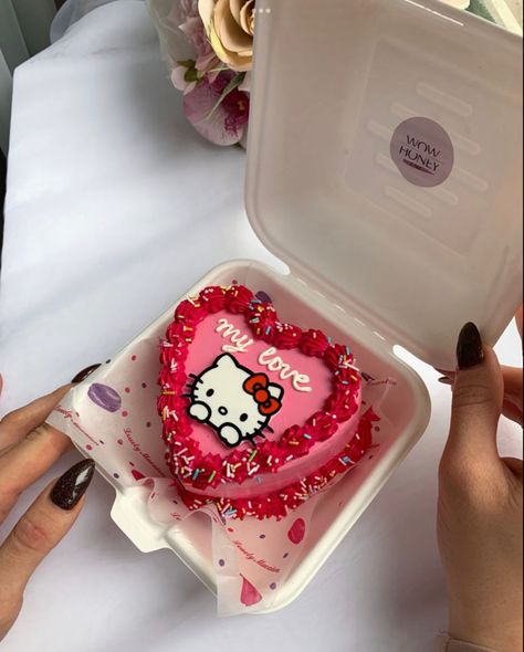 Mini Hello Kitty Cake, Hello Kitty Small Cake, Hello Kitty Cakes, Gökkuşaği Pasta, 17 Doğum Günü, Bolo Da Hello Kitty, Bolo Hello Kitty, Hello Kitty Heart, Tårta Design