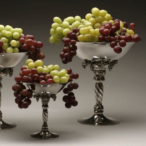 Grape Compote, Communion Table, Grape Decor, Italian Dinner Party, Toga Party, Fruit Centerpieces, Italian Party, Silver Centerpiece, Flower Arrangements Simple