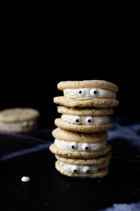 Halloween Sandwich Cookies - 5 Ingredients Halloween Sandwich, Halloween Sandwiches, Delicious Halloween Treats, Halloween Food Treats, Vanilla Cake Mixes, Vanilla Icing, Berry Cake, Halloween Treat, Homemade Cookies