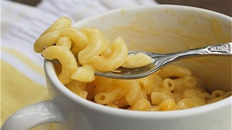 Mac & cheese in a mug! Mug Cakes, Shredded Cheddar Cheese, Mac Cheese, Think Food, Spaghetti Squash, Tortellini, Food Network, Mac And Cheese, I Love Food