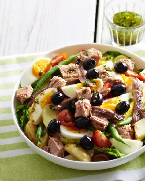 Nicoise Salad Recipe, Tuna Nicoise Salad, Tuna Pasta Salad, Aldi Recipes, Tuna Salad Pasta, Uk Recipes, Tuna Pasta, Nicoise Salad, Lunch Hour