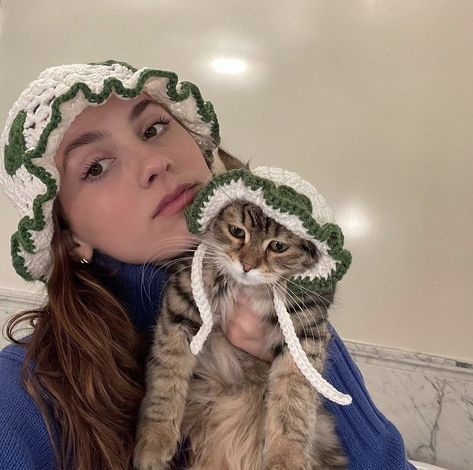 Maude Apatow, Crochet Hat, A Cat, A Woman, Crochet, Green