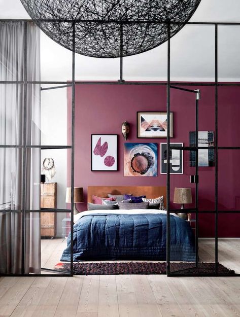 couleur-prune-chambre-adulte-mur-accent-peinture-prune-verrière-atelier Lilac Bedroom Decor, Purple Accent Wall, Burgundy Room, Lilac Bedroom, Burgundy Walls, Vintage Inspired Bedroom, Monochromatic Room, Staining Furniture, Sophisticated Bedroom