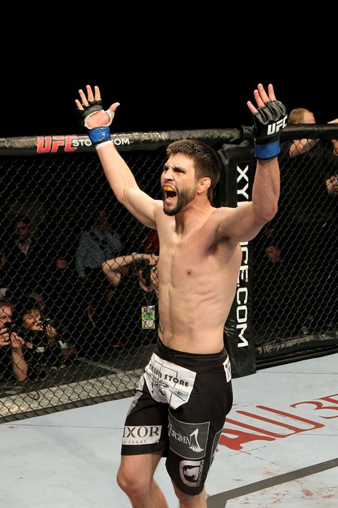 Carlos "The Natural Born Killer" Condit Carlos Condit, Ufc Boxing, The Bleachers, Ufc Fighter, Ufc Fighters, Mma Training, Mma Boxing, Combat Sports, Mma Fighters