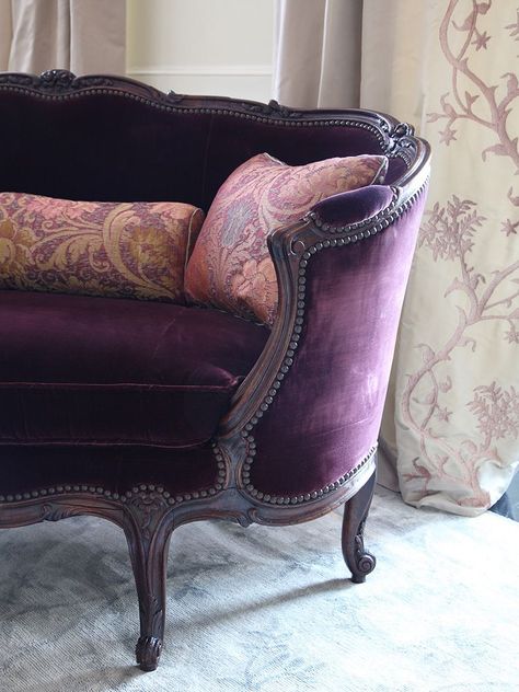 French vintage purple velvet sofa Purple Velvet Sofa, Purple Couch, Muebles Shabby Chic, Small Sectional Sofa, French Sofa, Latest Interior Design Trends, Corner Sofa Set, Chair Upholstery, Purple Velvet