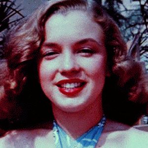 Norma Jean Baker Marilyn Monroe Hairstyles, Monroe Hairstyles, Marilyn Monroe Gif, Celebrities Reading, Milton Greene, Norma Jean Baker, Rare Images, Gemini Woman, Old Hollywood Stars