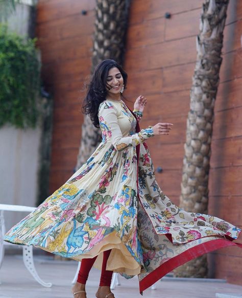 Kalamkari Gown Kalamkari Anarkali, Kalamkari Dress, Dresses Anarkali, Indian Dresses Anarkali, Kalamkari Dupatta, Anarkali Designs, Kalamkari Dresses, Stylish Kurtis Design, Lehenga Saree Design