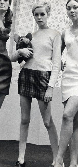 Twiggy 1960s. Em 1964 a mini-saia surge, sendo da responsabilidade de Courrèges e iniciada por Mary Quant, acompanhada de collants coloridos que contrastavam com o restante coordenado. Twiggy 1960s, Twiggy Lawson, Twiggy Model, Colleen Corby, Fashion 60s, Pattie Boyd, Jean Shrimpton, 60s 70s Fashion, Fashion 90s