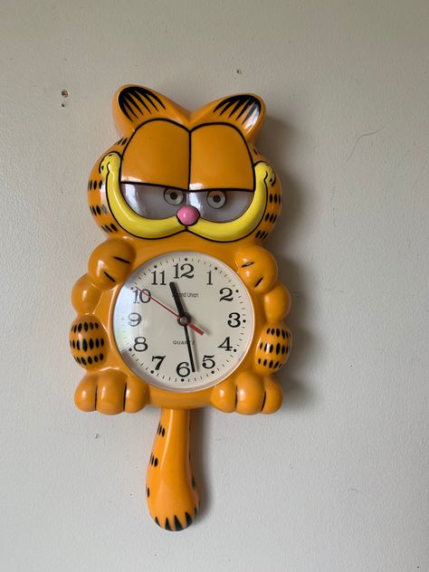 Please note item is over 800$ American and duty and taxes will be due upon delivery  awesome piece works great Silly Home Decor, Garfield Furniture, Garfield Decor, Garfield Clock, Garfield Merch, Quirky Room Decor, Weird Home Decor, Garfield Stuff, Fat Orange Cat