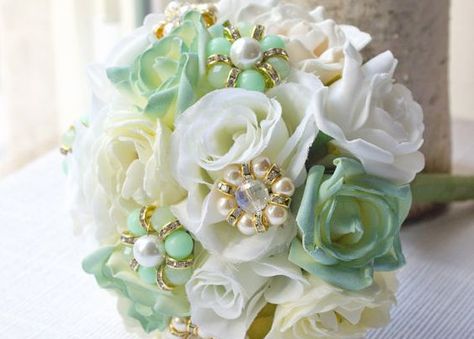 When it comes to colour combinations that go perfectly together, mint and gold is definitely one of our favourites.  #weddingtheme #wedding #weddingplanning  https://www.guidesforbrides.co.uk/blog/13-ideas-for-a-mint-and-gold-wedding Sage Quince, Tiana Quince, Quince Accessories, Mint Gold Weddings, Quinceanera Bouquet, Mint Bridesmaid, Green Quince, Bridal Bouquet Summer, Mint Bridesmaid Dresses